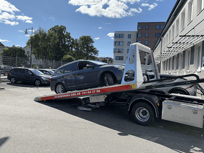 Hämtar en Kia från hedin i Fjärås för recycling på bilskrot